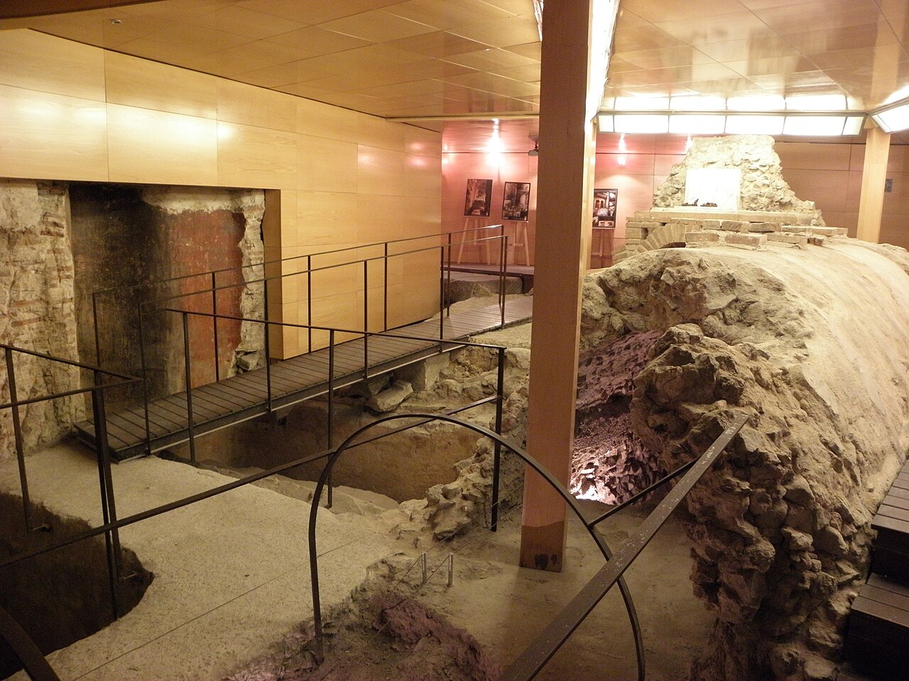 Pasarela sobre las bóvedas subterráneas de piedra de las Termas Romanas en el Casco Histórico de Toledo