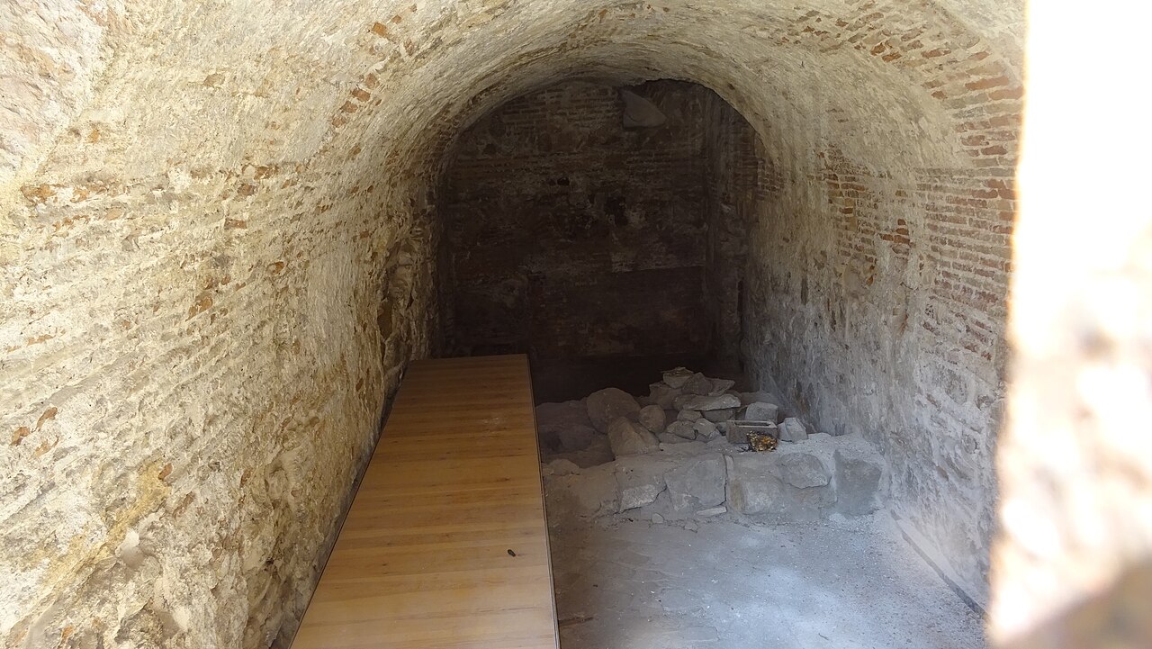 Arcos mudéjares y muros históricos en el entorno del Pozo Amargo del casco antiguo de Toledo