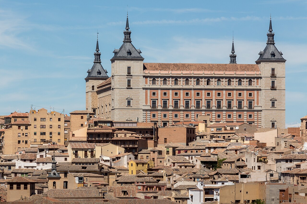 Vista frontal del Alcázar y los tejados históricos de Toledo desde el promontorio del Cerro del Bú