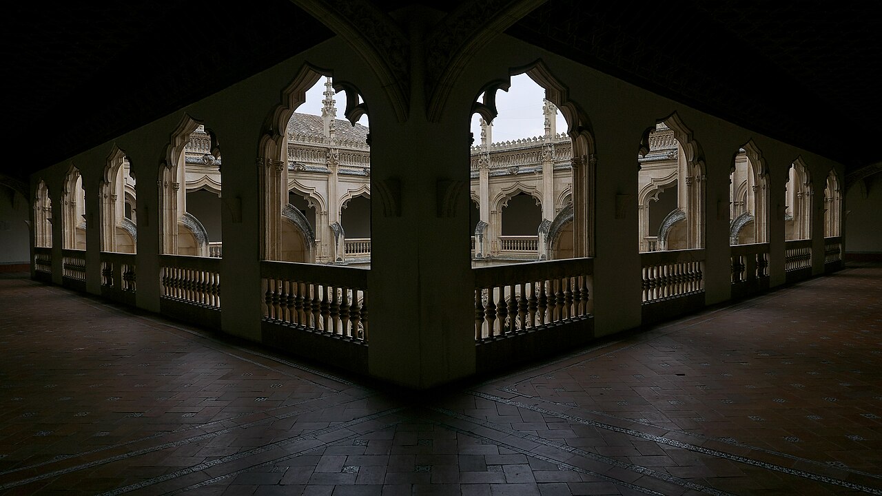 Galerías ojivales en penumbra del claustro gótico isabelino del Monasterio de San Juan de los Reyes en Toledo