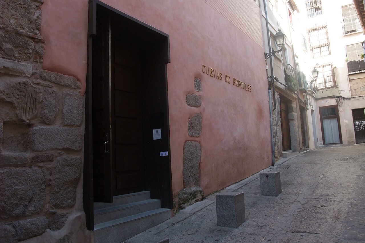 Puerta de acceso en el Callejón de San Ginés a las subterráneas Cuevas de Hércules de Toledo