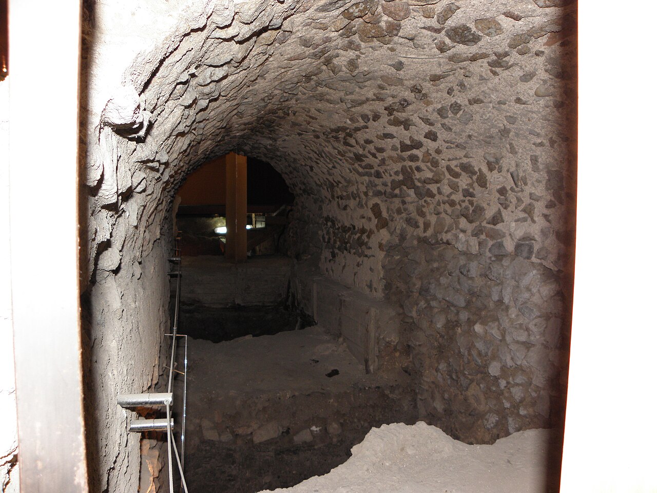 Galería subterránea abovedada de piedra en el interior de las Cuevas de Hércules y Termas de Toledo