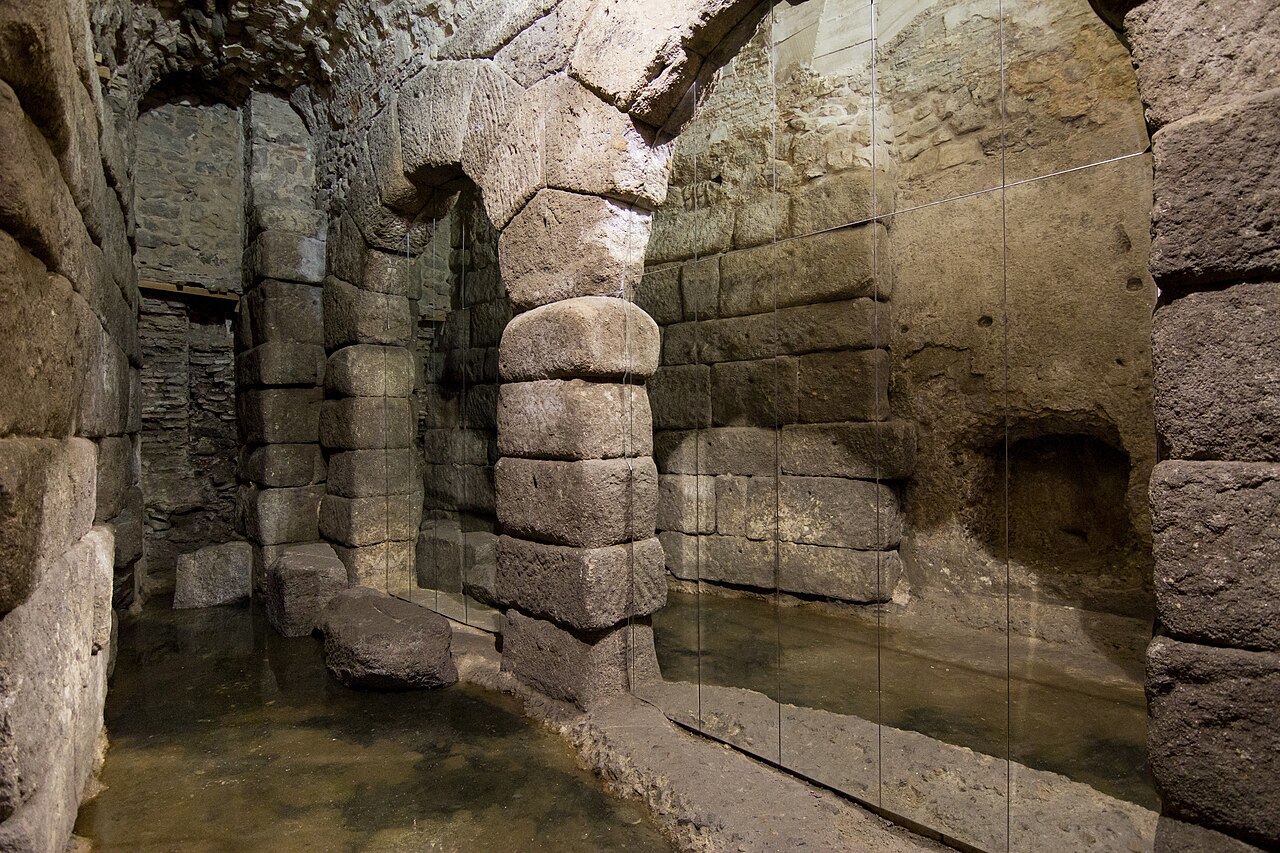 Arcos monumentales de sillería romana subterránea en el interior de las Cuevas de Hércules en Toledo