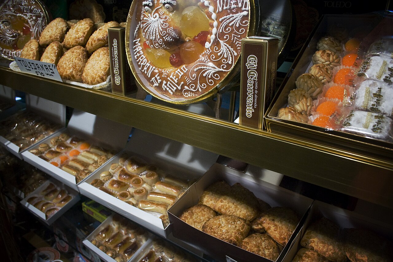 Bandejas de mazapán artesano de Toledo, marquesas y dulces tradicionales de almendra y yema