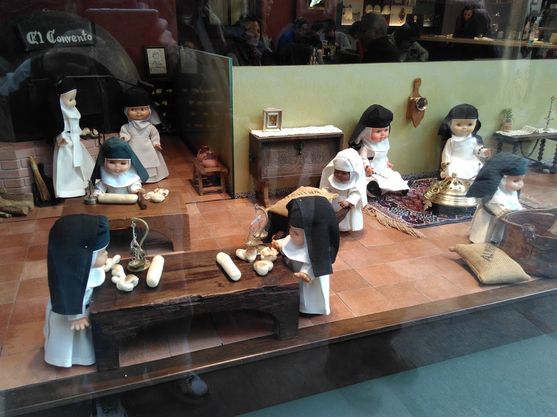 Escaparate tradicional de dulces artesanos y mazapán en el centro histórico de Toledo