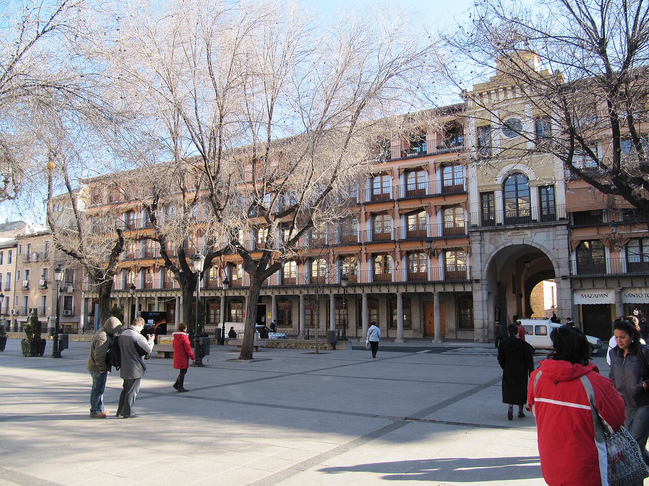 Soportales históricos, Arco de la Sangre y confiterías de la Plaza de Zocodover en Toledo