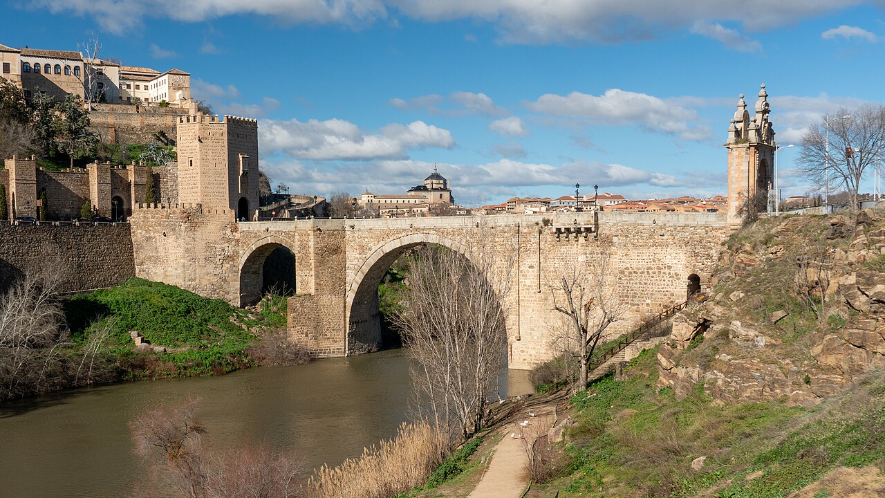 Arcos de piedra del Puente de Alcántara sobre el río Tajo al inicio de la Senda Ecológica de Toledo
