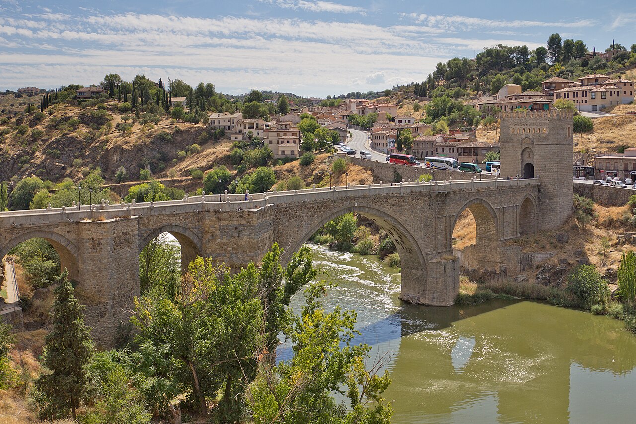 Los cinco arcos y los torreones medievales del Puente de San Martín al final de la Senda Ecológica del Tajo