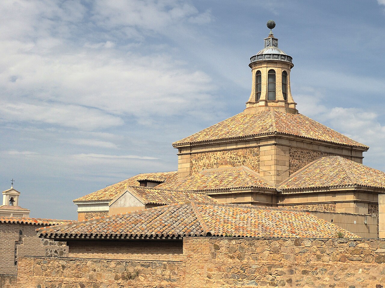 Callejón empedrado y arquitectura histórica al atardecer en el casco antiguo de Toledo