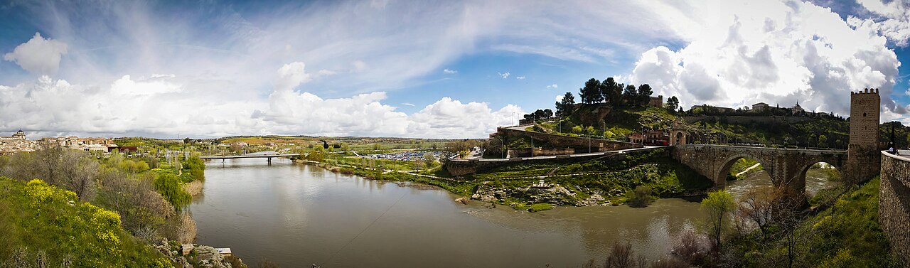 El cañón del río Tajo rodeando la roca sobre la que se asienta el casco histórico de Toledo