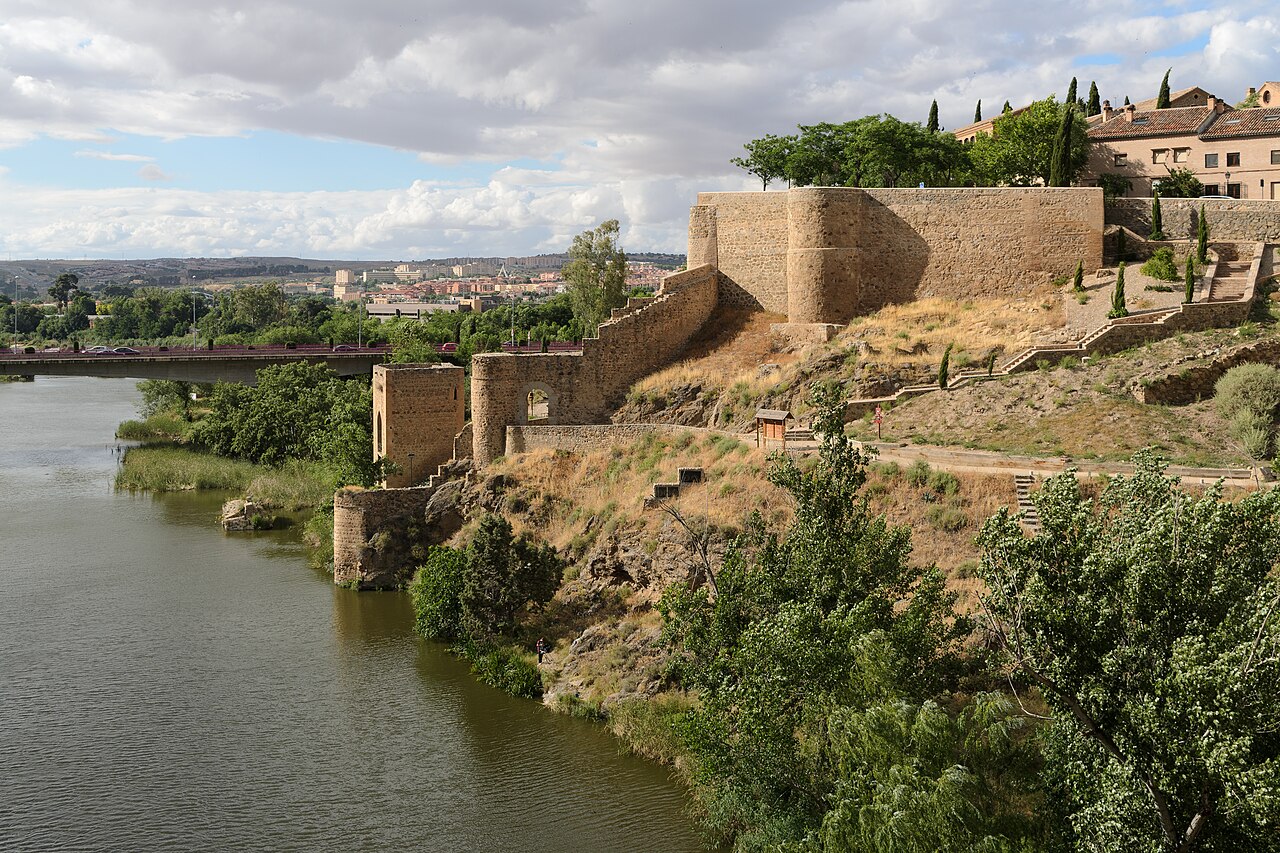 Puente medieval sobre el cañón del río Tajo y murallas de Toledo