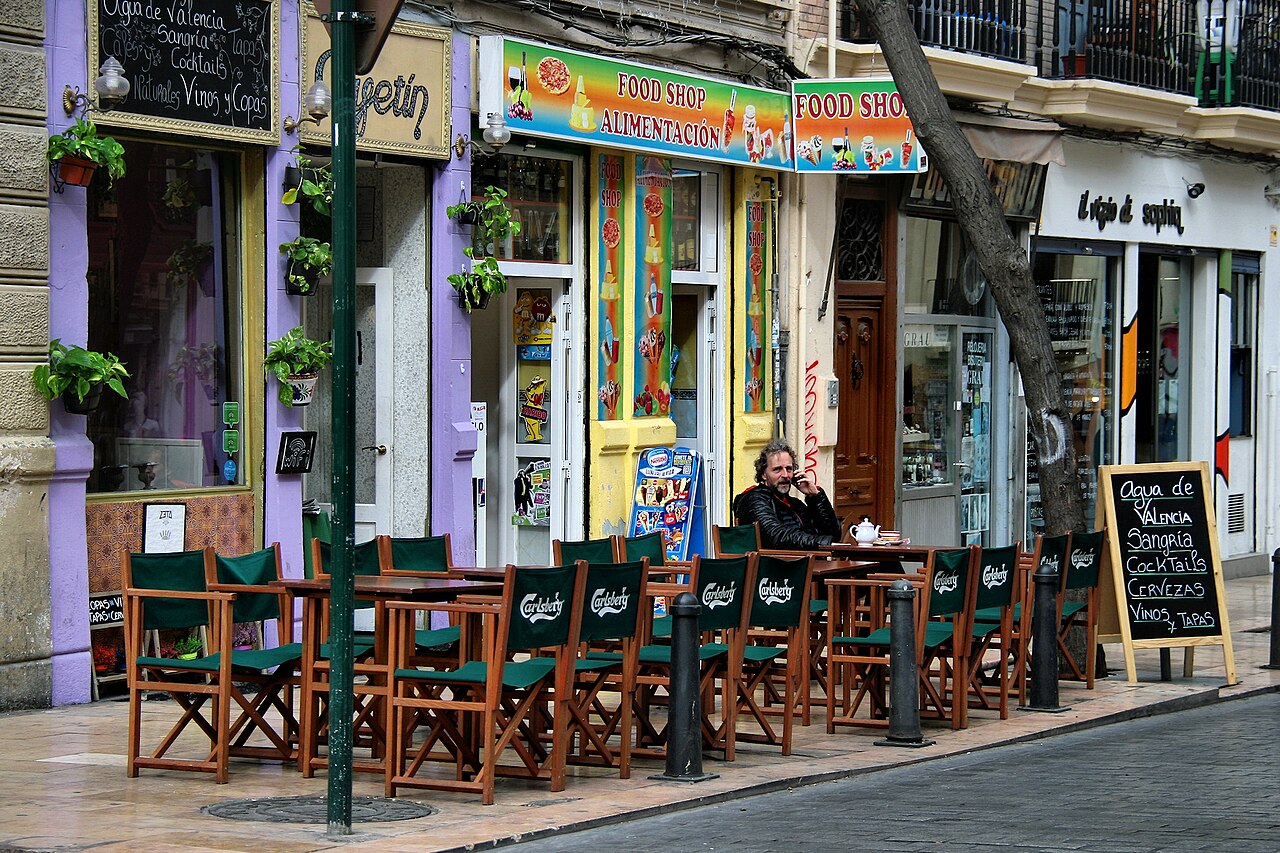 Terraza y fachada con encanto en una calle histórica del Barrio del Carmen de Valencia