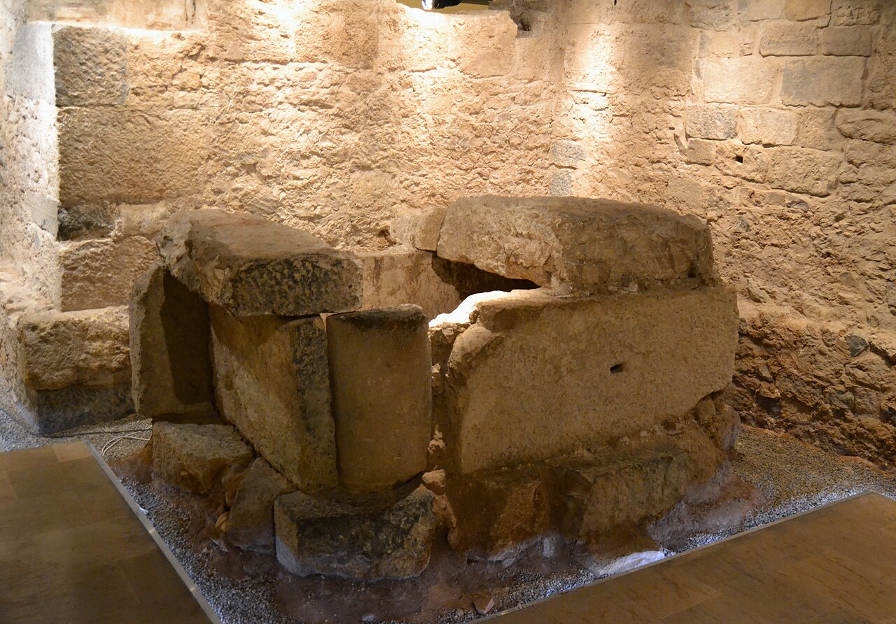 Muros tardorromanos y tumbas excavadas en la Cripta Arqueológica de la Cárcel de San Vicente en Valencia