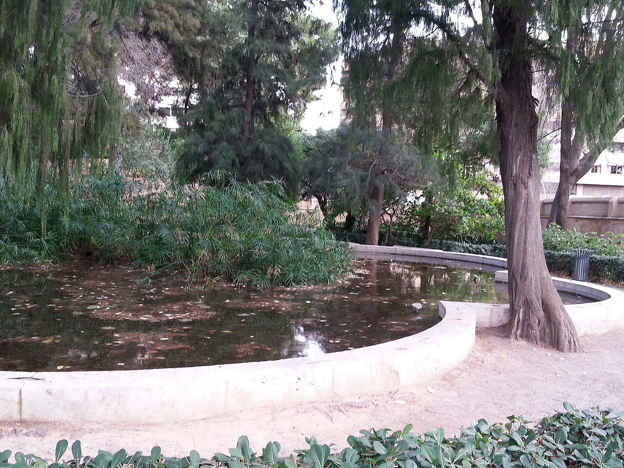 Setos recortados, fuentes y estatuas clásicas en el interior de los Jardines de Monforte