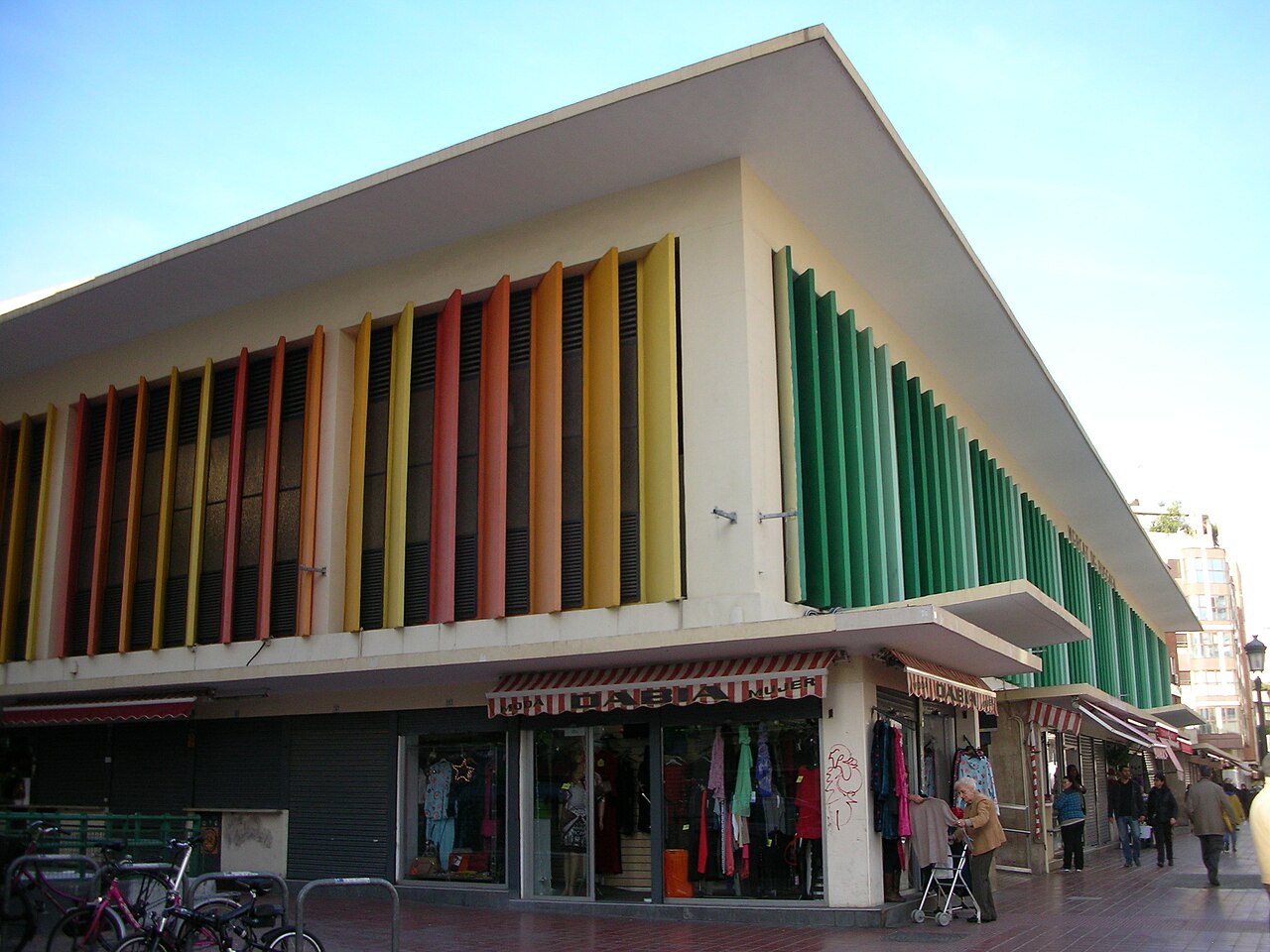 Fachada de colores frente a la plaza peatonal del Mercado de Ruzafa en Valencia