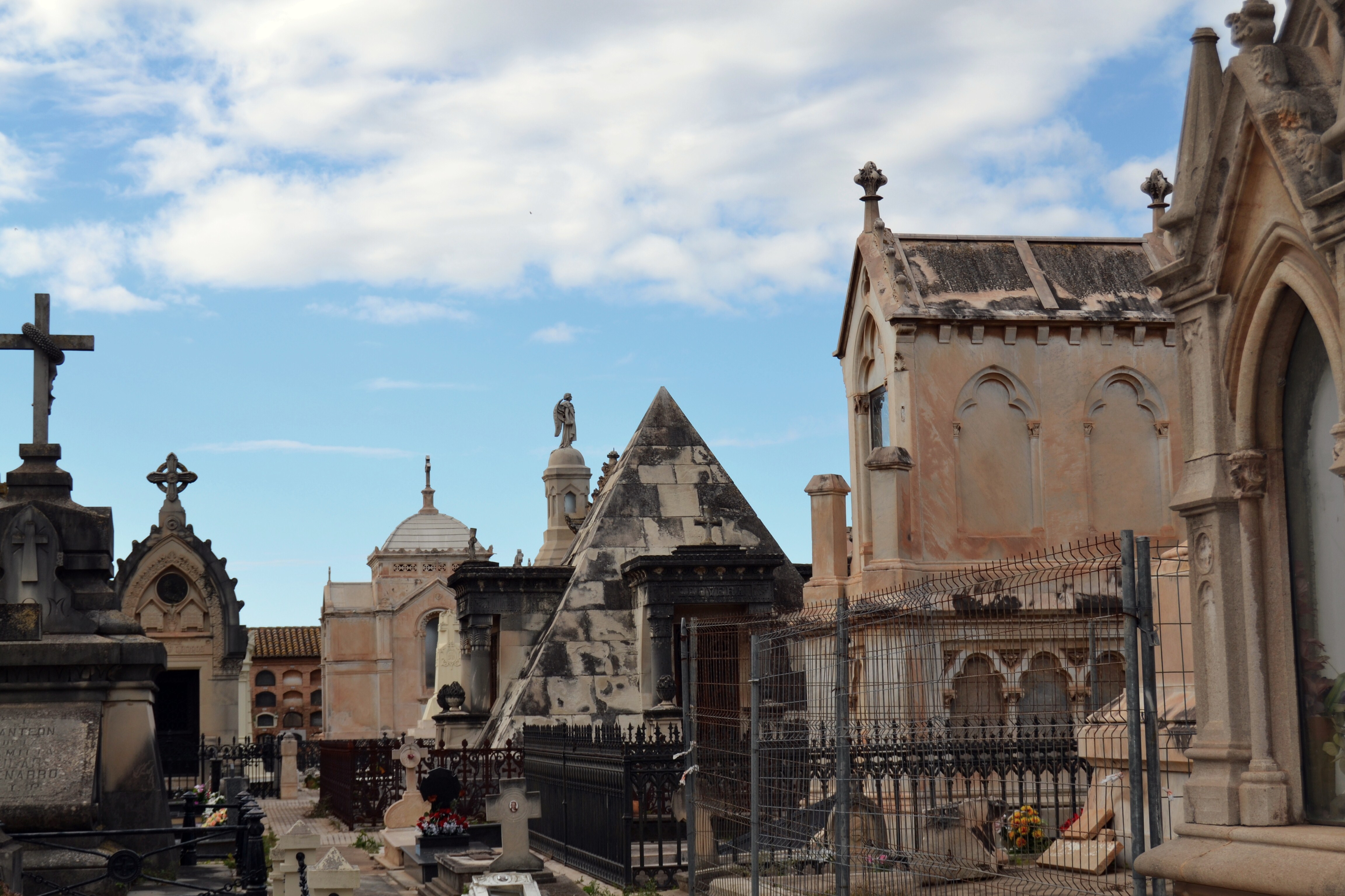 Panteones monumentales neogóticos y pirámide egipcia de piedra en el Museo del Silencio del Cementerio General de Valencia