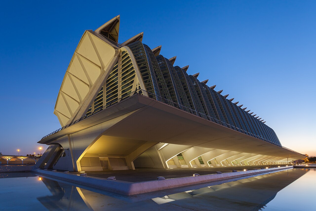 Arquitectura blanca frente a los estanques del Museu de les Ciències en Valencia