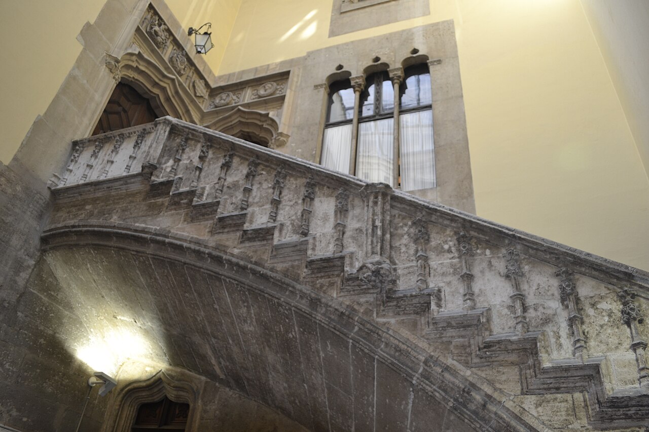 Escalera gótica de piedra en el interior de los palacios históricos del Barrio del Carmen de Valencia