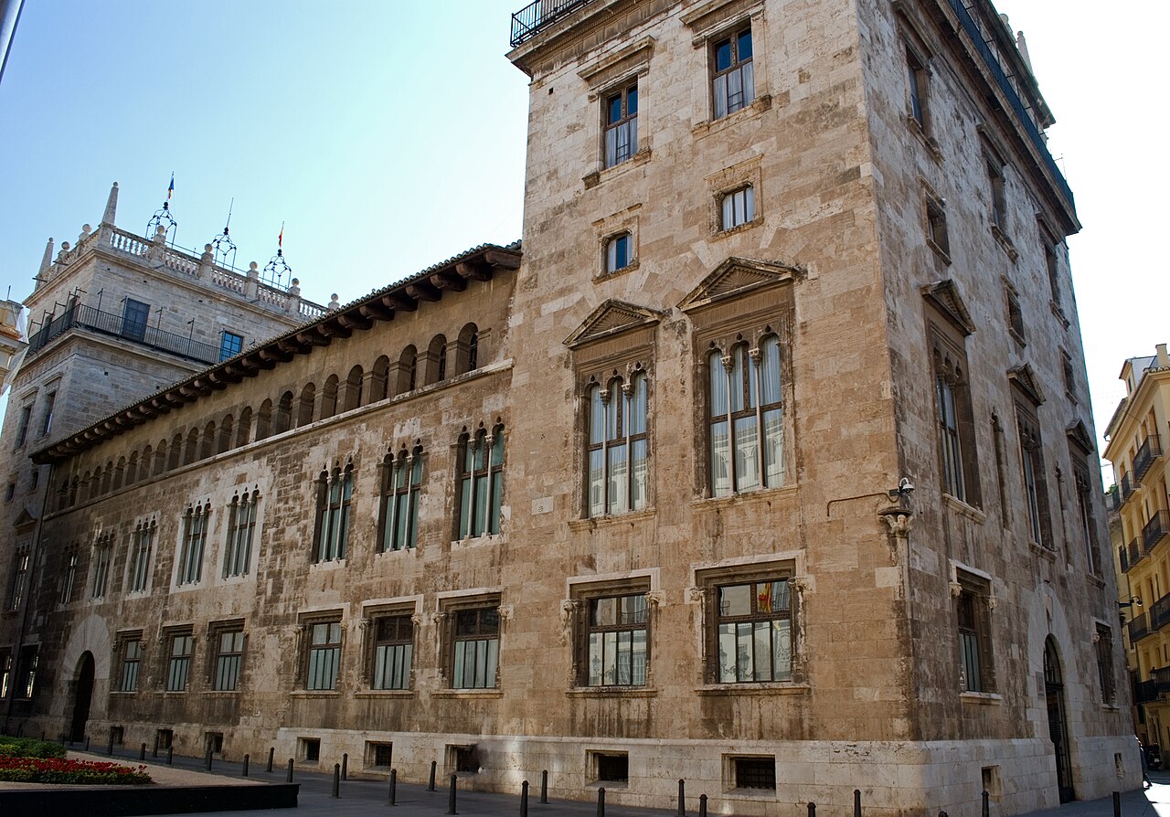 Fachada gótica y torre del Palau de la Generalitat Valenciana en el barrio del Carmen