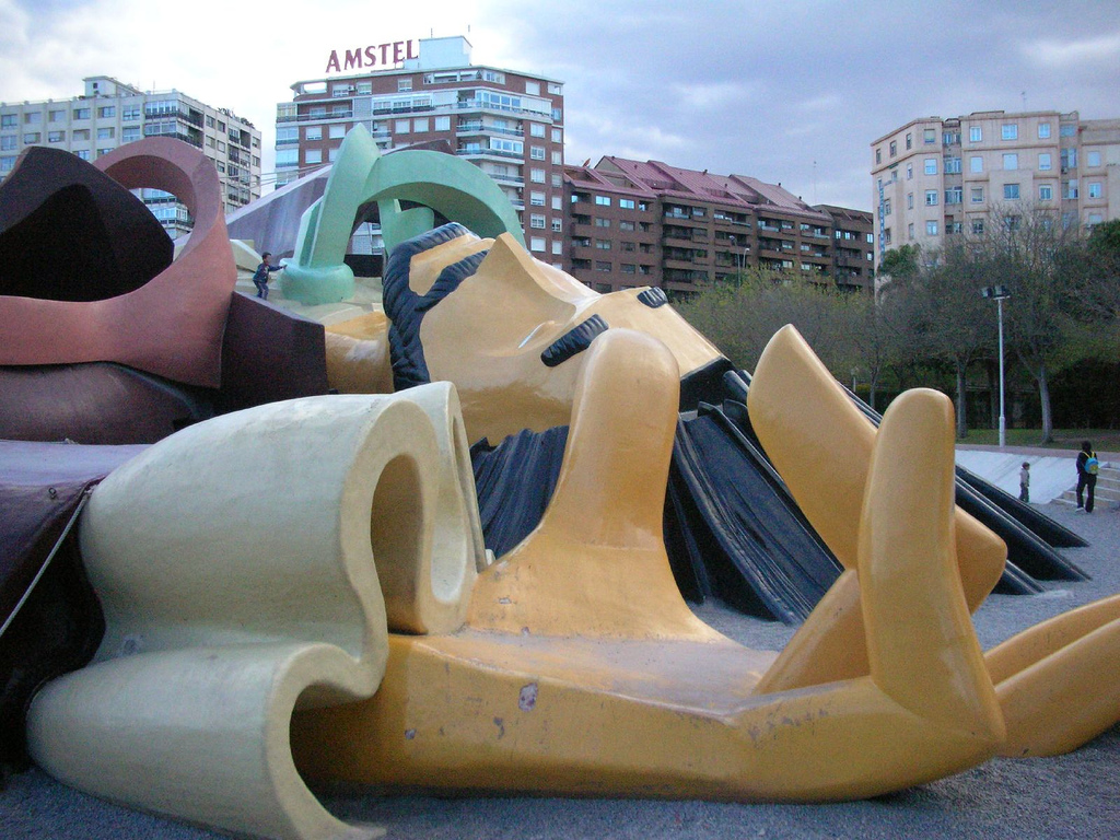 Figura monumental llena de toboganes del Parque Gulliver en el Jardín del Turia de Valencia