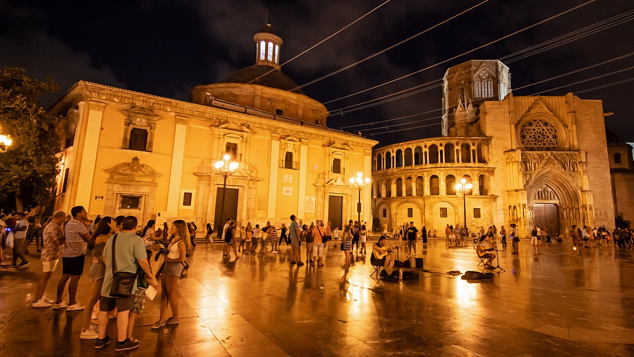 Iluminación nocturna de la Plaza de la Virgen y la Basílica en el centro histórico de Valencia