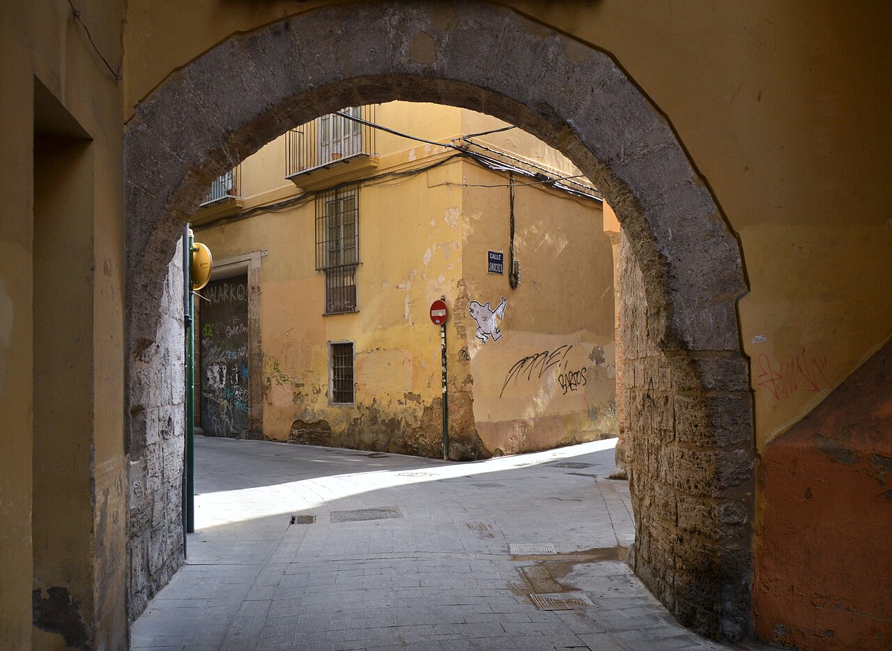 Arco medieval del Portal de la Valldigna abierto en la muralla del Barrio del Carmen de Valencia al caer la tarde