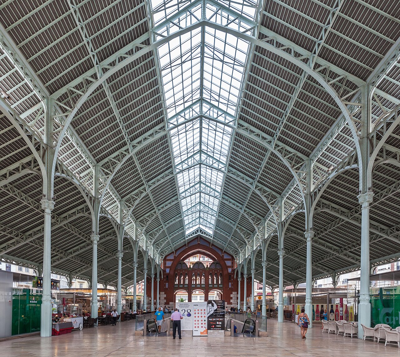 Nave modernista de hierro y ladrillo del Mercado de Colón en Valencia